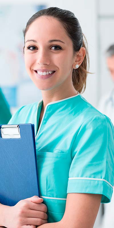 Врач с папкой-планшетом
