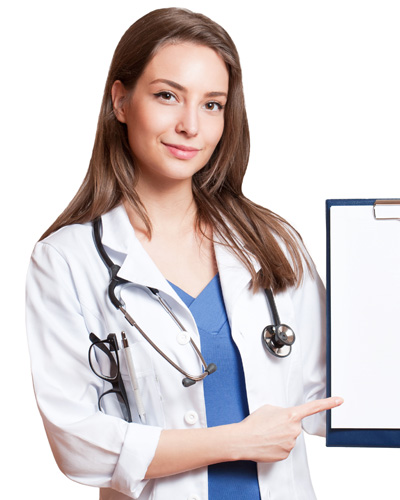 женщина врач с планшетом в руке